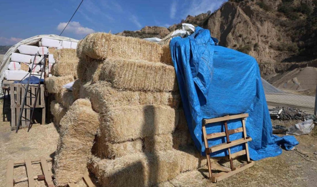 Rüzgarlı havalarda yola savrulan samanlar sürücülere zor anlar yaşatıyor. Vatandaşlar,