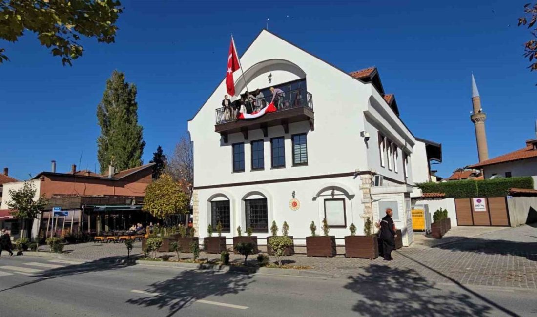 Kosova’nın güneyindeki Prizren şehrinde 102 Kosovalı kadın, Türkiye Cumhuriyeti’nin 102.