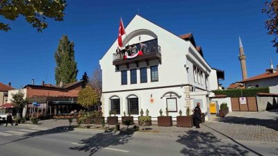 Kosova’nın güneyindeki Prizren şehrinde 102 Kosovalı kadın, Türkiye Cumhuriyeti’nin 102.