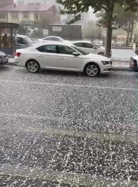 Elazığ’ın Kovancılar ilçesinde sağanakla birlikte kendini gösteren dolu yağışı etkili