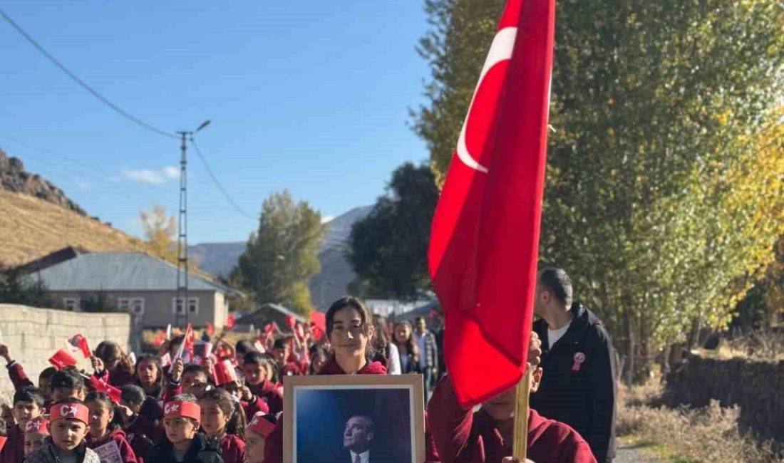 Ağrı’nın Patnos ilçesinde Cumhuriyet’in 102. yılı dolayısıyla düzenlenen etkinliklerde öğrencilerin