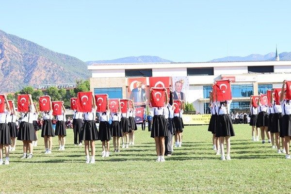 Muğla’nın Köyceğiz ilçesinde 29 Ekim Cumhuriyet Bayramı coşkuyla kutlandı. Cumhuriyetin
