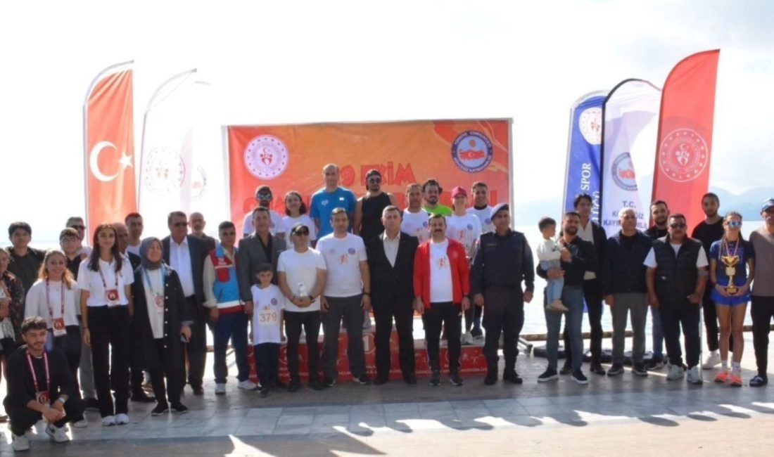 Muğla’nın Köyceğiz ilçesinde Cumhuriyetin 102. yılı etkinlikleri kapsamında halk koşusu