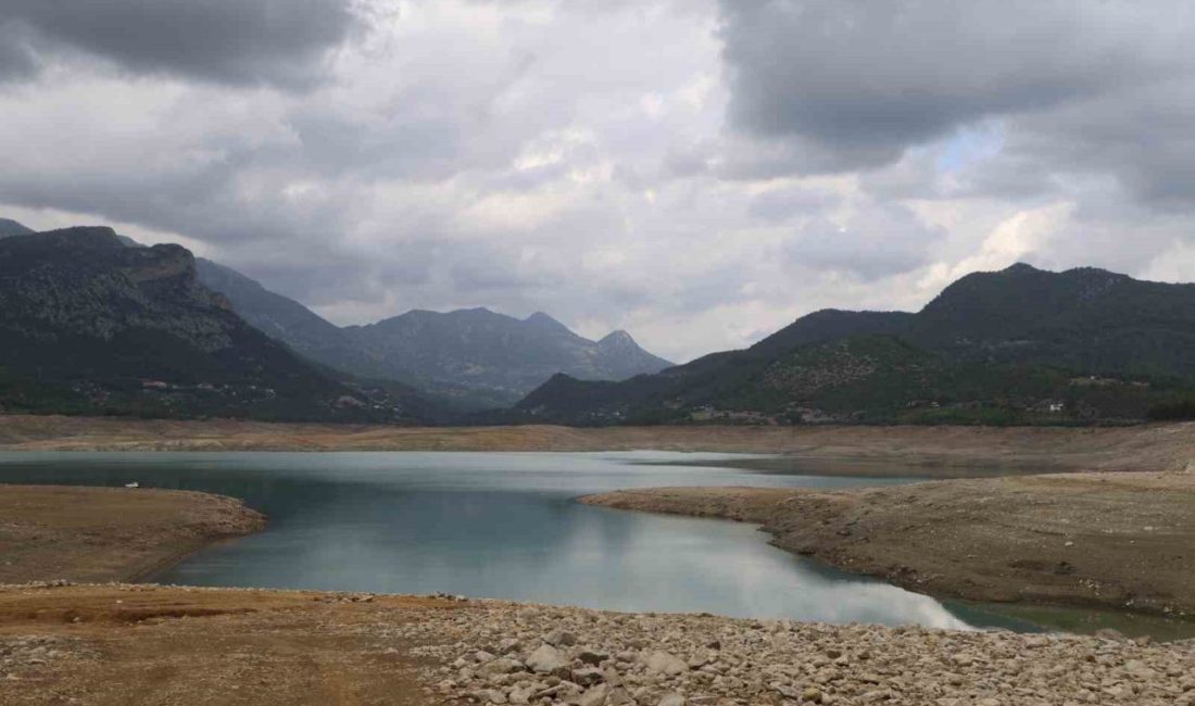 Adana Kozan Barajı, bu yıl yaşanan kuraklık nedeniyle kuruyan bir