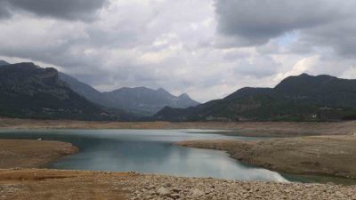 Adana Kozan Barajı, bu yıl yaşanan kuraklık nedeniyle kuruyan bir