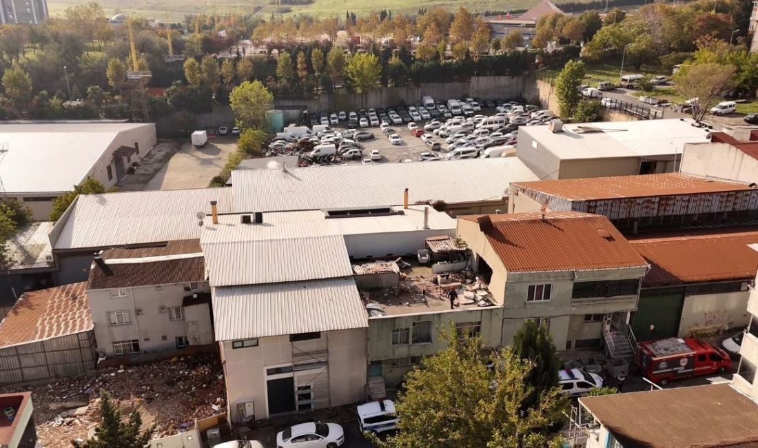 İstanbul’un Küçükçekmece ilçesinde sabah saatlerinde patlamanın yaşandığı bina makarna imalathanesi