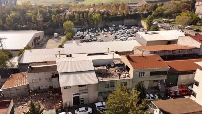 İstanbul’un Küçükçekmece ilçesinde sabah saatlerinde patlamanın yaşandığı bina makarna imalathanesi