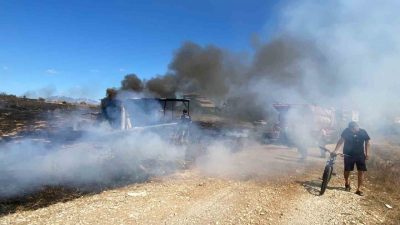 Antalya’nın Serik ilçesinde güvercin kulübesinde çıkan yangın itfaiye ekiplerince söndürülürken