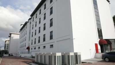 Kütahya Valisi Musa Işın, yapımı tamamlanan Kütahya Öğretmenevi binasında incelemelerde