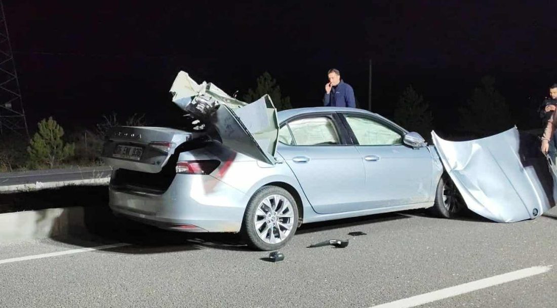 Kütahya-Tavşanlı karayolunda feci kaza: 1 ölü, 2 yaralı Kütahya’da otomobil ile kamyonun çarpışması sonucu meydana gelen trafik kazasında