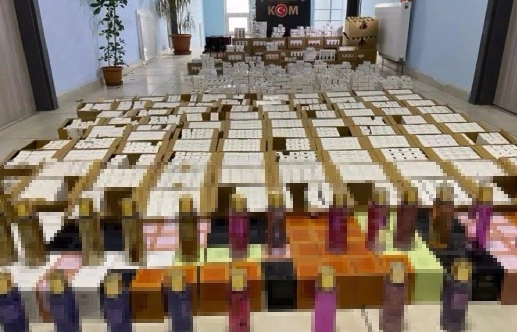 Kütahya’da 3 bin 755 şişe kaçak parfüm ele geçirildi Kütahya’nın Tavşanlı ilçesinde bir araçta 3 bin 755 şişe gümrük