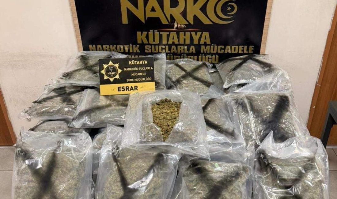 Kütahya’da bir kamyonda 33 kilo esrar ve 6,55 gram kokain ele geçirildi, 3 şüpheli tutuklandı Kütahya’da Narkotik Suçlarla Mücadele Şube Müdürlüğü ekiplerinin düzenlediği uyuşturucu operasyonunda