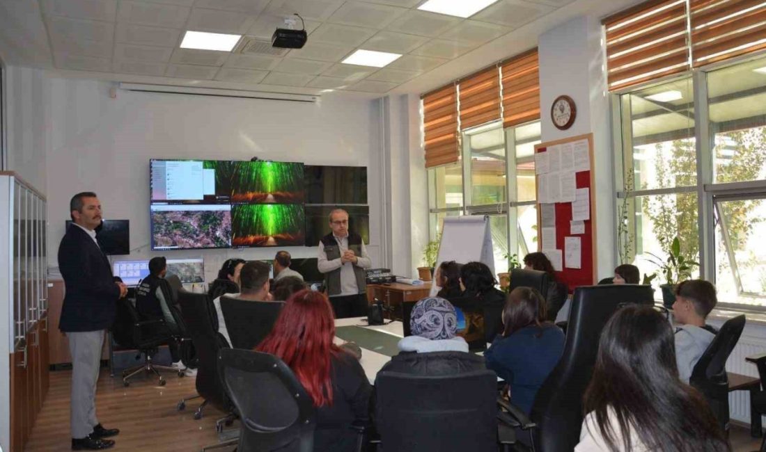 Kütahya Orman Bölge Müdürlüğü Yangınla Mücadele Şube Müdürlüğünü ziyaret eden