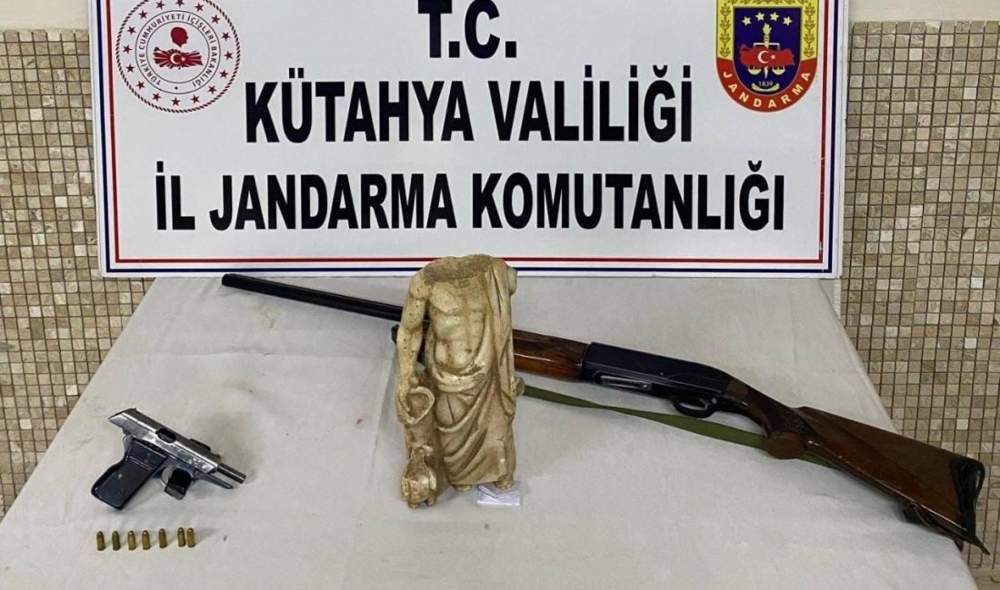 Kütahya’da tarihi eser operasyonu: Milattan önce 5. yüzyıla ait heykel ele geçirildi Kütahya’nın Emet ilçesinde jandarma ekipleri tarafından yapılan operasyonda bir köy