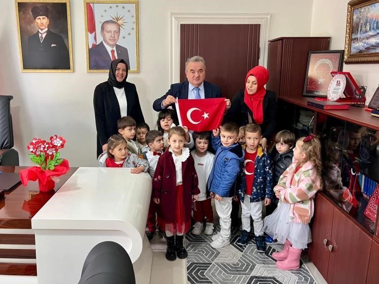 Bozüyük’te “Kutsal Emanet” projesi kapsamında hazırlanan Bayrak Zinciri Kaymakam Öztürk’e