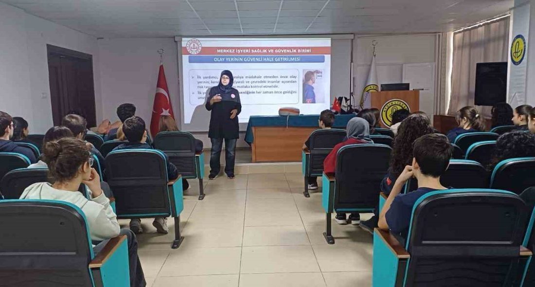 Aydın Lisesi’nde öğrencilere, İl Sağlık Müdürlüğü’nden gelen uzman ekip tarafından