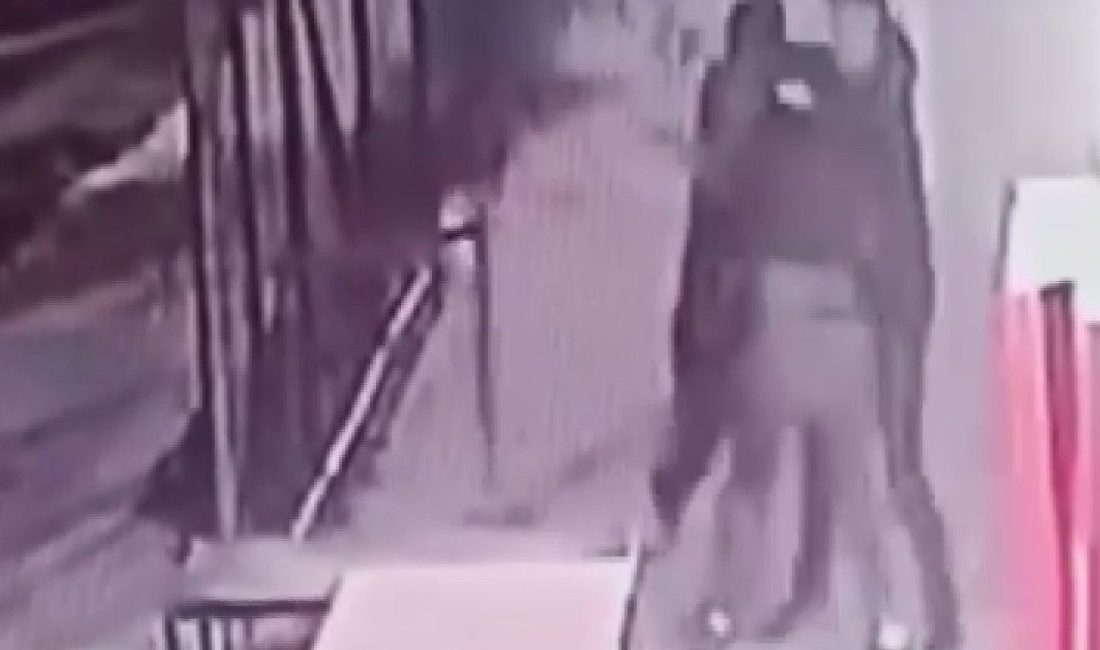 Adana’da parkta oturan 3 lise öğrencisi, öldüresiye darbedilip bacaklarından bıçaklandı.