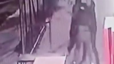 Adana’da parkta oturan 3 lise öğrencisi, öldüresiye darbedilip bacaklarından bıçaklandı.