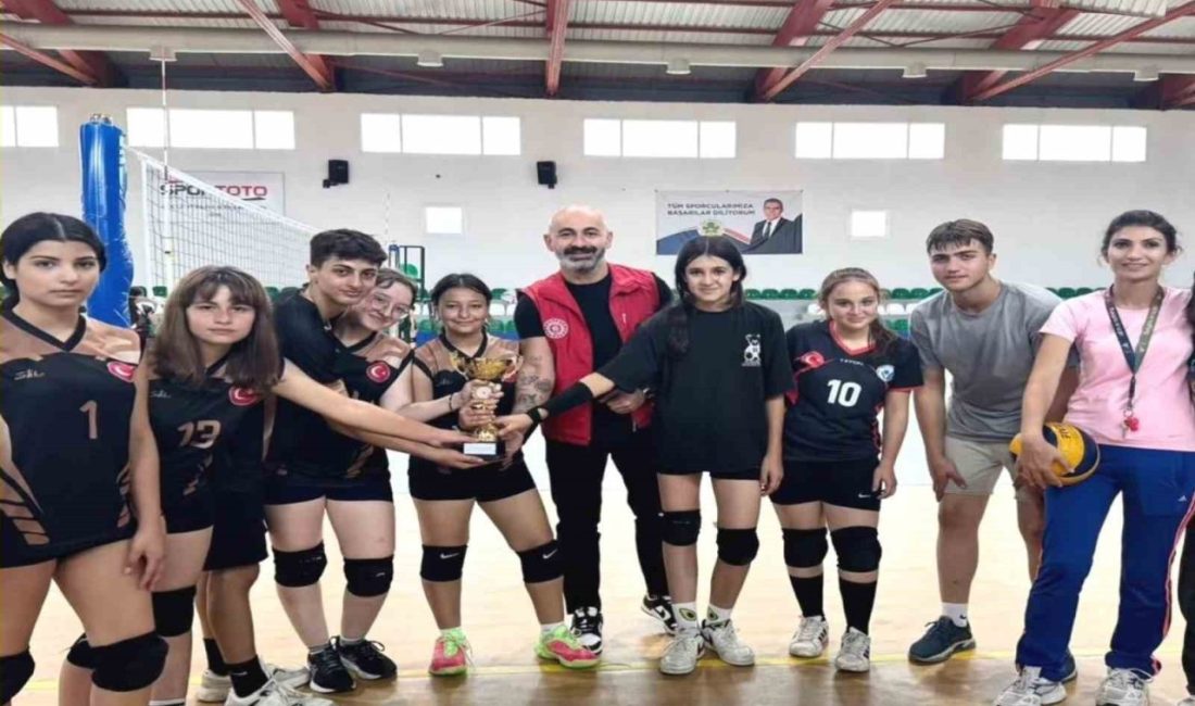 Aydın’ın Köşk ilçesinde liseler arasında gerçekleştirilen voleybol turnuvasında gençler şampiyonluk
