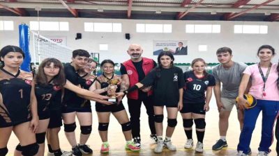 Aydın’ın Köşk ilçesinde liseler arasında gerçekleştirilen voleybol turnuvasında gençler şampiyonluk