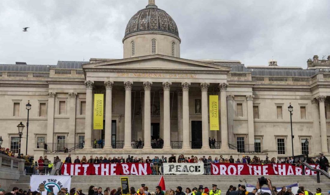 İngiltere’nin başkenti Londra’da binden fazla göstericinin İngiliz hükümetinin yasaklı örgüt
