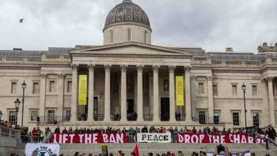 İngiltere’nin başkenti Londra’da binden fazla göstericinin İngiliz hükümetinin yasaklı örgüt
