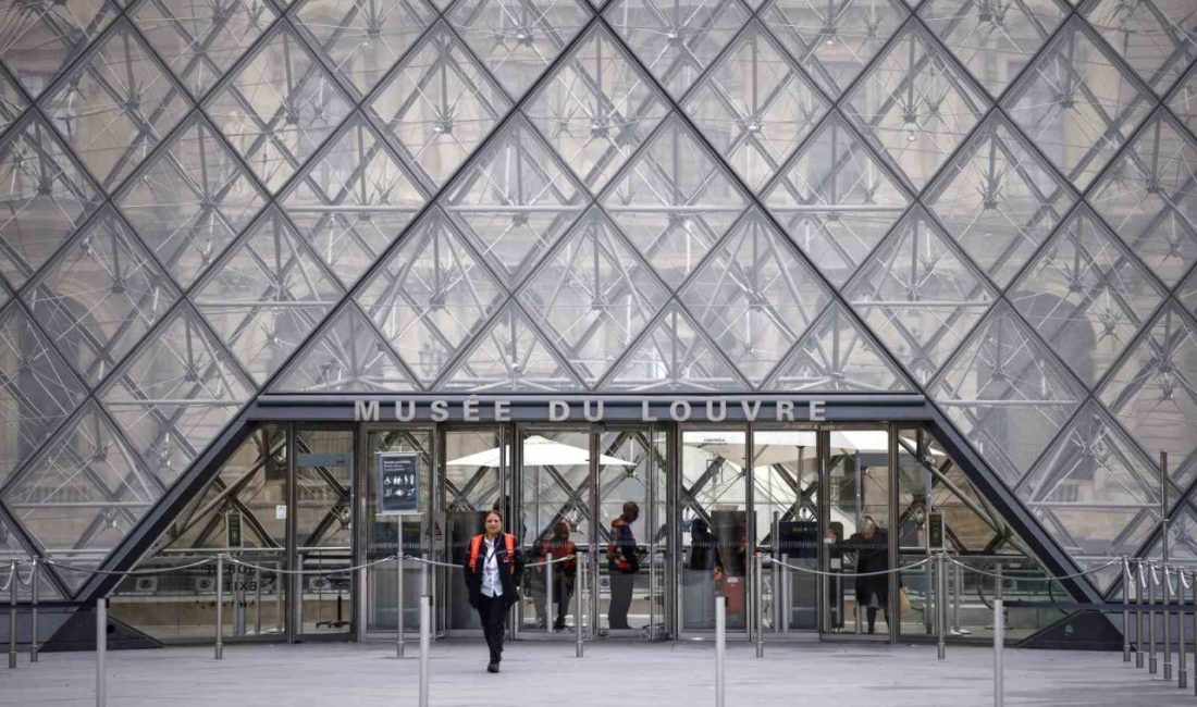 Fransa’daki ünlü Louvre Müzesi, 19 Ekim Pazar günü gerçekleştirilen yaklaşık