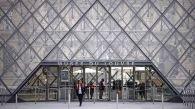 Fransa’daki ünlü Louvre Müzesi, 19 Ekim Pazar günü gerçekleştirilen yaklaşık