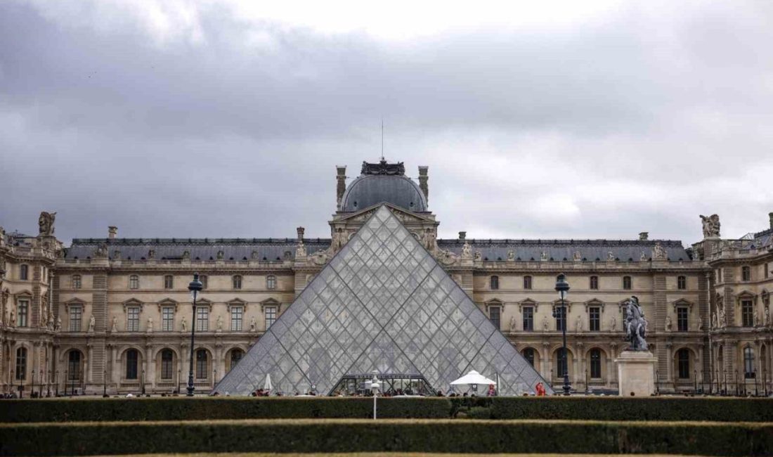 Fransız basını, Louvre Müzesi’nde yaşanan soygunun ardından Apollo Galerisi’ndeki değerli
