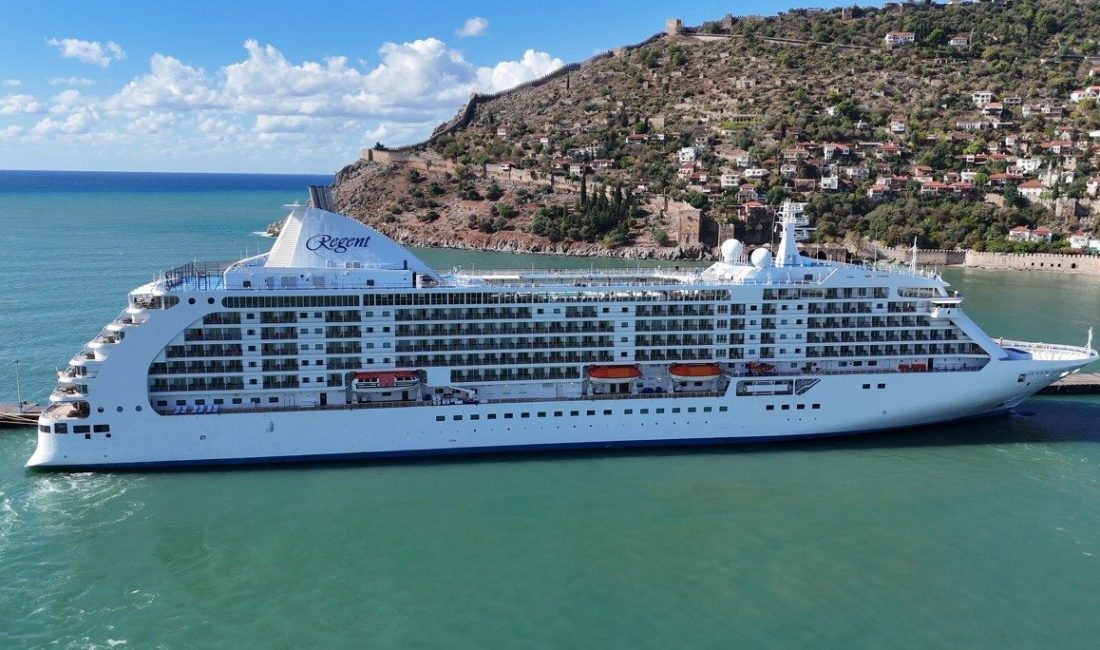 Bahama bandıralı ‘Seven Seas Voyager’ adlı lüks kruvaziyer, 677 yolcusu