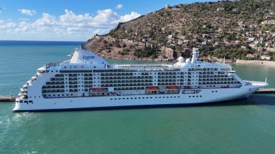 Bahama bandıralı ‘Seven Seas Voyager’ adlı lüks kruvaziyer, 677 yolcusu