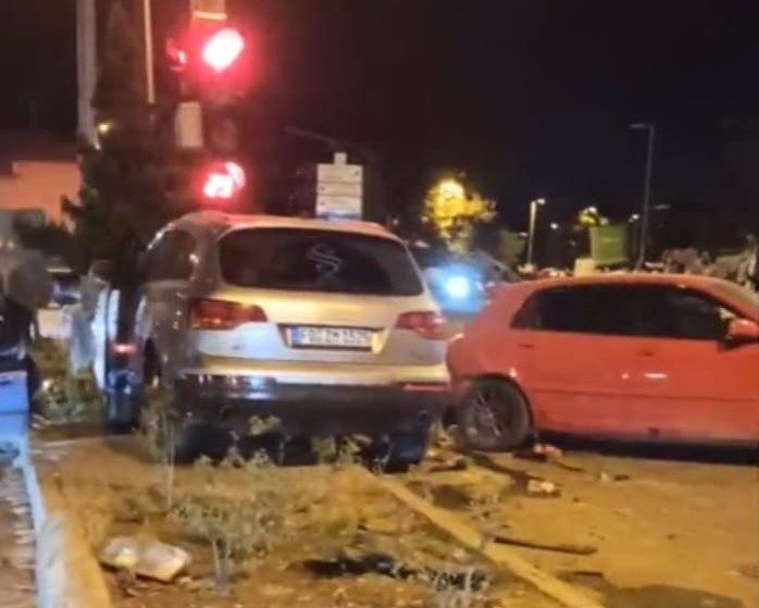 Malatya’da 7 kişinin yaralandığı kaza kamerada Malatya’nın Yeşilyurt ilçesinde kontrolden çıkan otomobilin ışıkta bekleyen araçlara çarpması