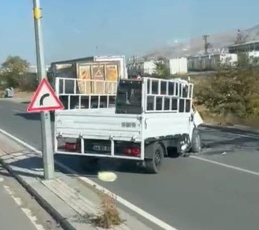 Malatya’nın Yeşilyurt ilçesinde hafriyat kamyonu ile kamyonetin çarpıştığı kazada 1
