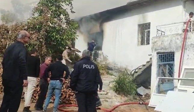 Malatya’nın Akçadağ ilçesinde bir evde çıkan yangın paniğe neden oldu.
