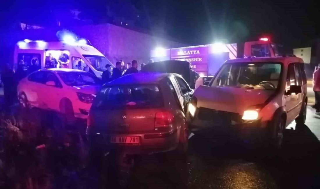 Malatya’da üç aracın karıştığı kazada 2 kişi yaralandı Malatya’nın Yeşilyurt ilçesinde üç aracın karıştığı trafik kazasında 2 kişi