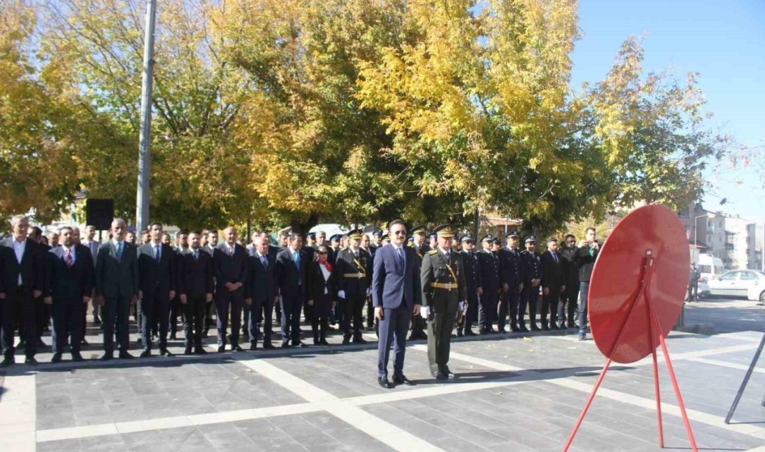 Muş’un Malazgirt ilçesinde Cumhuriyetin 102. yıl dönümü, Cumhuriyet Meydanı’nda düzenlenen