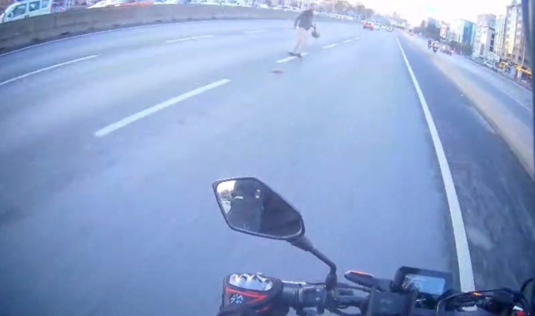 Maltepe’de yola atlayan yaya trafiği tehlikeye attı: O anlar bir motosikletlinin kamerasına yansıdı Maltepe’de seyir halindeki yolda koşarak karşıya geçmeye çalışan şahıs, hem