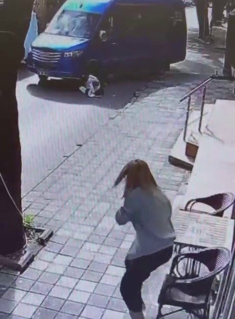 Maltepe’de yolun karşısına geçerken minibüsün çarptığı yaşlı kadın yaralandı. Kaza