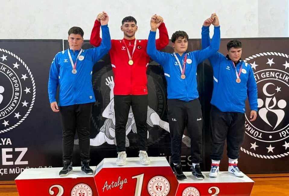 Manavgatlı güreşçilerden çifte şampiyonluk Antalya’da 11-12 Ekim tarihlerinde yapılan Amatör Spor Haftası Serbest Güreş
