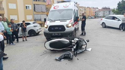 Antalya’nın Manavgat ilçesinde motosiklet ile otomobilin çarpışması sonucu meydana gelen