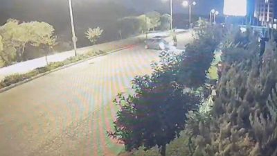 Antalya’nın Manavgat ilçesinde, otel önünde ’U’ dönüşü yapan otomobile motosikletin