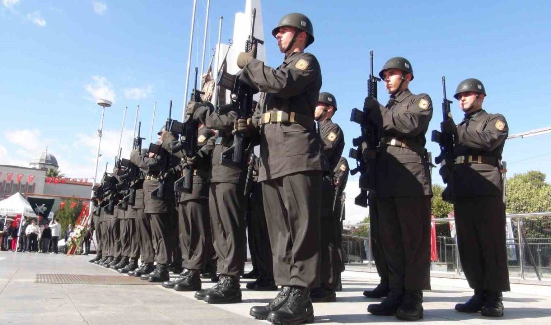 Cumhuriyetin 102’nci yılı kutlamaları Manisa’da çelenk sunma töreni ile başladı.