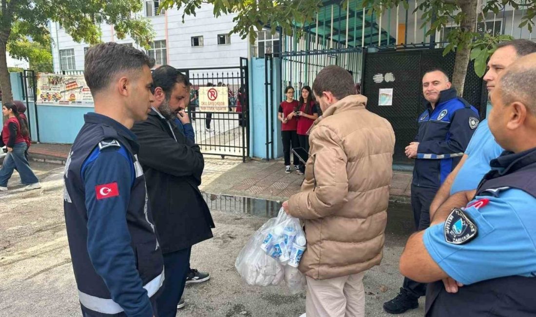 Manisa’da okul önlerinde seyyar satıcı denetimi Manisa Büyükşehir Belediyesi, okul çevrelerinde sağlıksız gıda satışını önlemek amacıyla