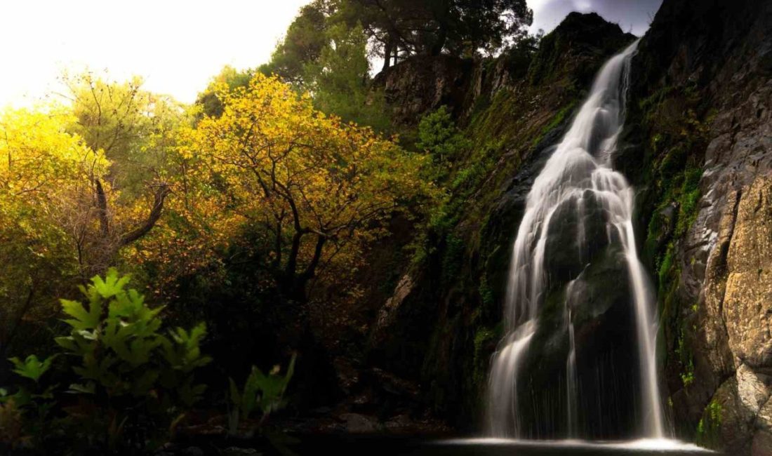Manisa ve İzmir sınırında yer alan Türkmen Suuçtu Şelalelerindeki sonbahar