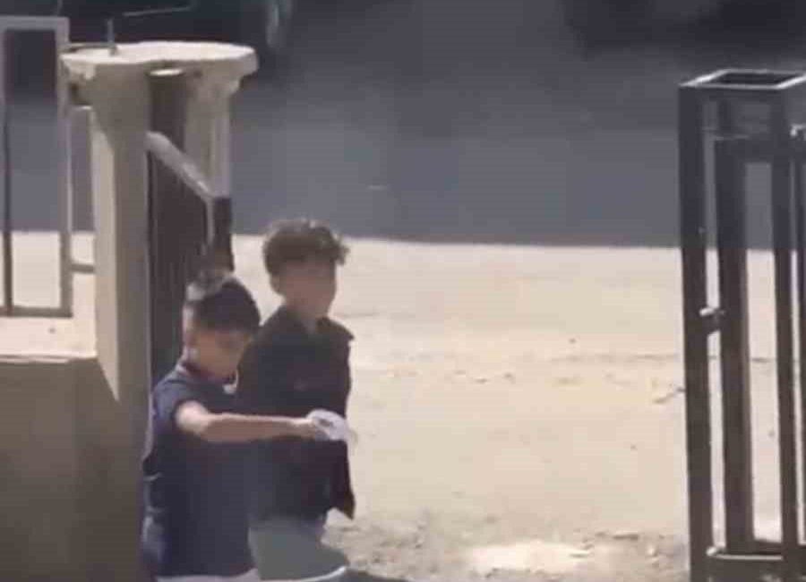 Mardin’de çocuklar çöp bidonuyla halay çekti Mardin’in Nusaybin ilçesinde iki çocuğun ellerine aldıkları çöp tenekesiyle halay
