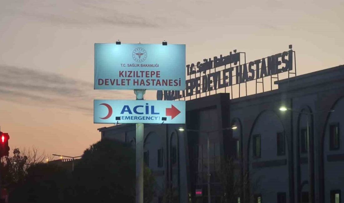 Mardin’in Kızıltepe ilçesinde, çamura saplanan traktörünü çıkarmaya çalışan bir kişi,