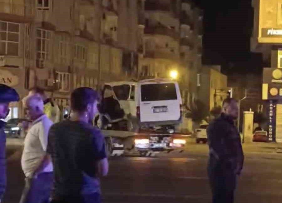 Mardin’in Kızıltepe ilçesinde 2 otomobil ve 1 panelvanın karıştığı trafik