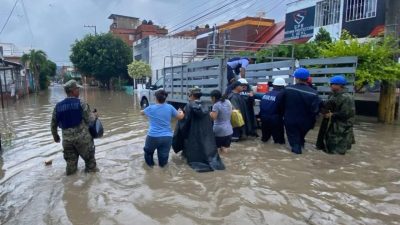 Meksika’da şiddetli yağışların yol açtığı selde 27 kişi hayatını kaybetti.