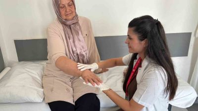 Meme kanseri sonrası kolunda şişlik oluşan 68 yaşındaki kadın, il