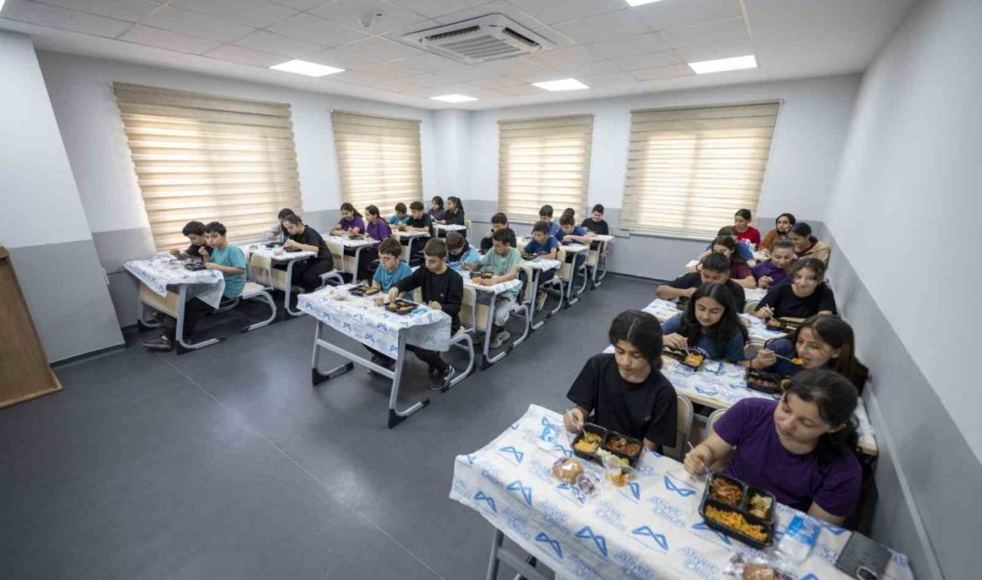 Mersin Büyükşehir Belediyesi, LGS’ye hazırlanan öğrenciler için kurs merkezlerinde günlük